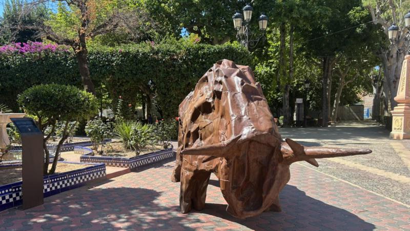 La escultura del toro de Ripollés ya luce en la Glorieta