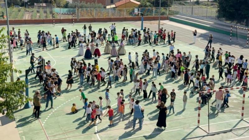 El CEIP Pintor Camarón celebra el 9 de octubre al ritmo de la Dansà Valenciana
