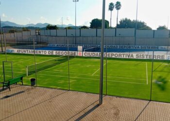 La Ciudad Deportiva «El Sisterre» estrena una pista de tenis completamente renovada