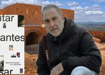 “Agitar antes de usar”, Julián Barón convierte la fotografía en un acto pedagógico