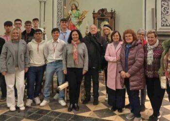 Los ocho jóvenes clavarios reciben sus medallas en una ceremonia que marca el inicio de Santa Cecilia
