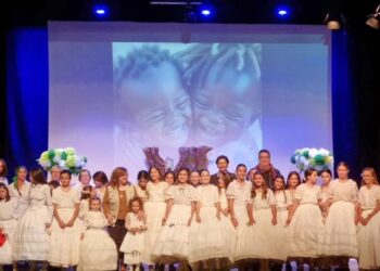 Segorbe se viste de enaguas y solidaridad en el Teatro Serrano