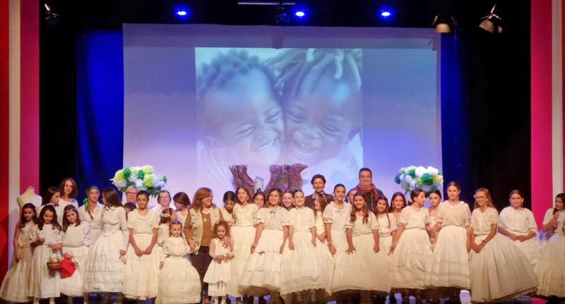 Segorbe se viste de enaguas y solidaridad en el Teatro Serrano
