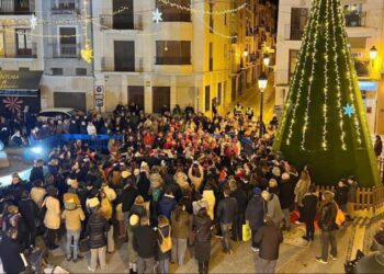 Segorbe enciende la Navidad con luces, villancicos y un recorrido lleno de niños por el casco antiguo