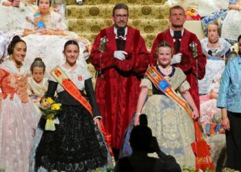Isabel Moya acude a la proclamación de Ana Olivas, Reina Fallera Mayor de 2026 de Burriana
