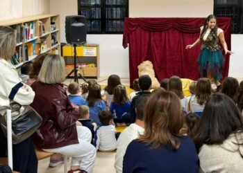 Monstruos valencianos que dan más abrazos que sustos: así fue el cuentacuentos en la Biblioteca Olga Raro