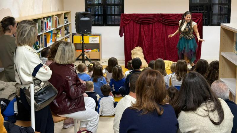 Monstruos valencianos que dan más abrazos que sustos: así fue el cuentacuentos en la Biblioteca Olga Raro