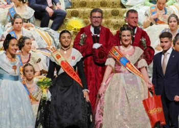 Noelia Simón acompaña a Laura Sendra Muñoz en su exaltación como Reina Fallera de Burriana 2026