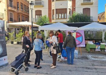 Segorbe premia la fidelidad al comercio local con 137 regalos y una divertida ruleta en la plaza del Agua Limpia