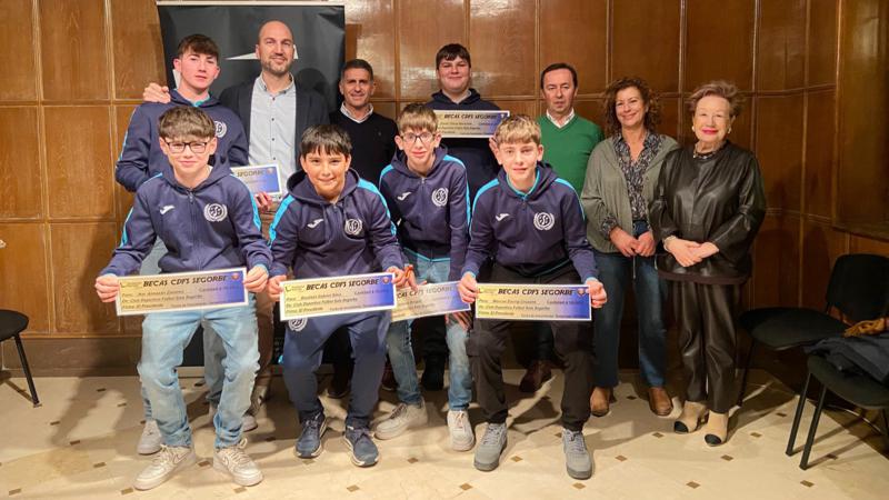 El CDFS Segorbe entrega becas de la Fundación Bancaja a siete jugadores de su escuela