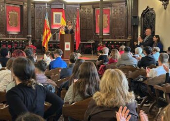 De la Reina de las Fiestas al alumno de primaria: todos leen la Constitución en un Salón de Plenos abarrotado