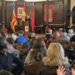 De la Reina de las Fiestas al alumno de primaria: todos leen la Constitución en un Salón de Plenos abarrotado
