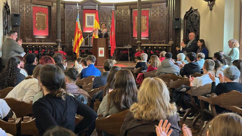 De la Reina de las Fiestas al alumno de primaria: todos leen la Constitución en un Salón de Plenos abarrotado