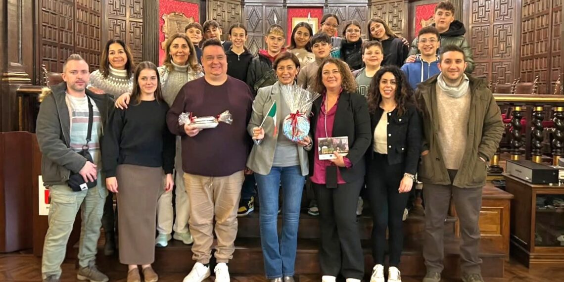 Estudiantes italianos y de Segorbe se dan la mano en el Ayuntamiento