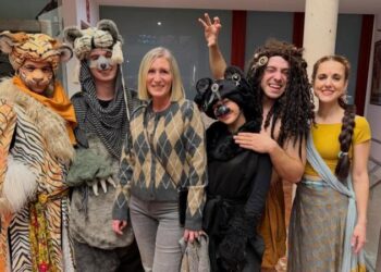 La selva invade el Teatro Serrano con lleno total y la concejala de Cultura en primera fila