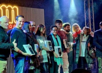 Rosario Raro recibe el Premio QUBO 2025 a la Literatura en la gala de La Bohemia