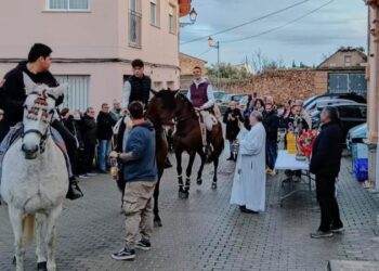 Cárrica reunió a vecinos de la pedanía en torno a San Antonio Abad con pasacalle de La Tamborica y cena de sobaquillo