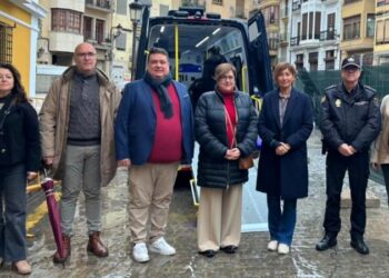 La subdelegada del Gobierno en Castellón supervisa el servicio móvil de expedición de DNI y pasaportes en Segorbe