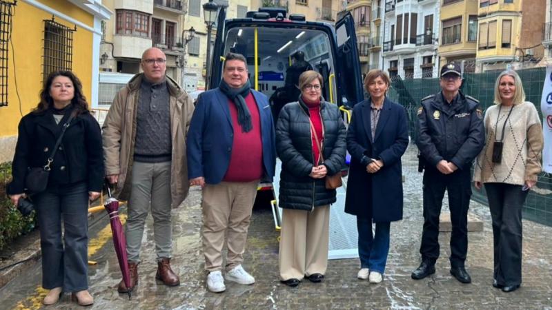 La subdelegada del Gobierno en Castellón supervisa el servicio móvil de expedición de DNI y pasaportes en Segorbe