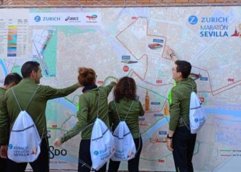 Pilar, Elena, Pablo, Javi e Isaac cumplen en Sevilla: el verde del Saltamontes brilla en el Guadalquivir