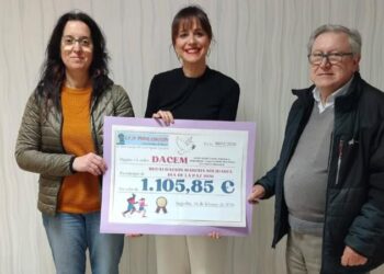 DACEM recibe la donación de 1.105 euros del CEIP Pintor Camarón por su marcha solidaria