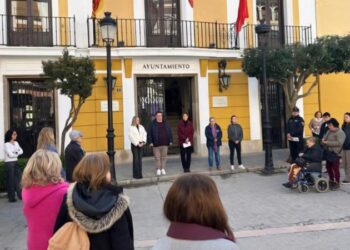 Segorbe recuerda a las víctimas del 11M con un minuto de silencio en la plaza del Agua Limpia