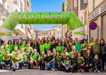 Marc Pallarés arrasa en 1:09:36 y Amparo García reina en el debut del Saltamontes Trail Rascaña