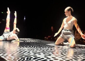 ‘Gesto’ de Taiat Dansa transforma el Teatro Serrano en un espacio de luces, movimiento y juego