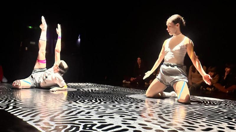 ‘Gesto’ de Taiat Dansa transforma el Teatro Serrano en un espacio de luces, movimiento y juego