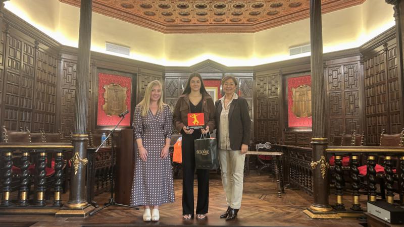Laura Ferrer Carot, campeona de España de balonmano, recibe un homenaje en el Ayuntamiento de Segorbe