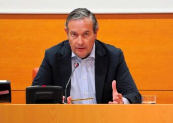 Pastor acusa a Sánchez de “mercadear” con menores migrantes en el reparto entre comunidades
