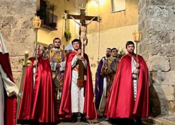 Las tres cofradías de Segorbe recorren el casco histórico en la tradicional procesión penitencial