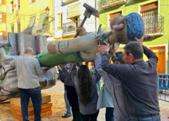La Falla Plaza Almudín inicia este martes su Semana Fallera 2026 con la plantà al tombe y el soparet de la Nit de la Plantà
