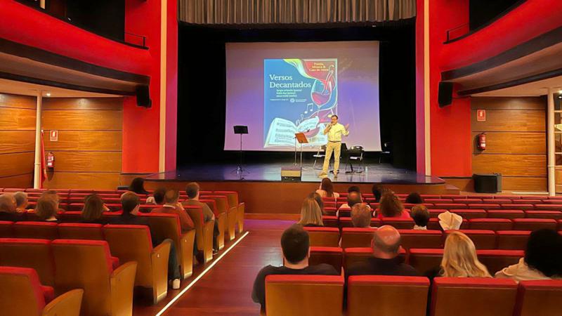 Versos, música y vino se dan la mano en el Teatro Serrano de Segorbe