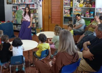 El cuentacuentos “El mundo mágico de Gloria Fuertes” reúne a pequeños y mayores en la pedanía de Peñalba