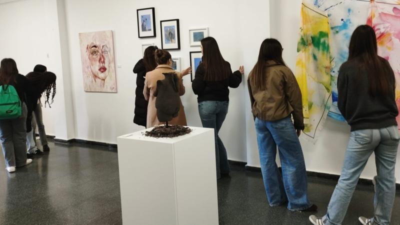 El alumnado de Bachillerato Artístico del IES Alto Palancia descubre el talento local en la exposición “Mujeres Creadoras”