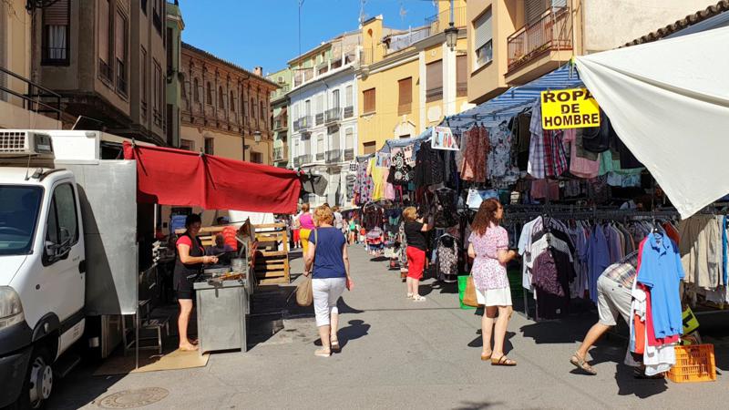 El mercado de los jueves modifica temporalmente parte de su recorrido por las obras en la plaza del Ángel