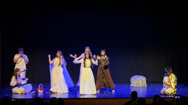“¡Eco, Eco!” llenó el Teatro Serrano con la representación del grupo de teatro del IES Cueva Santa