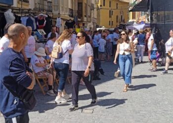 El mercado del jueves recupera su recorrido habitual con la reapertura al tráfico de la plaza del Ángel