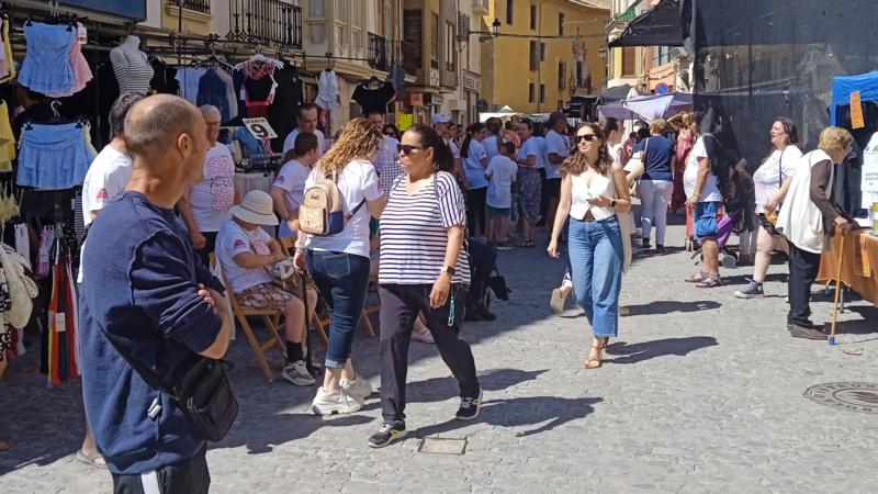 El mercado del jueves recupera su recorrido habitual con la reapertura al tráfico de la plaza del Ángel