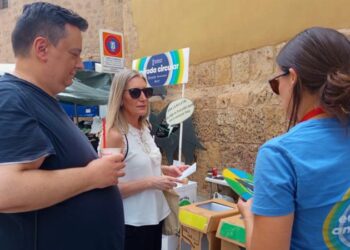 La educación ambiental vuelve al mercado de los jueves de Segorbe para acercar el reciclaje a los vecinos
