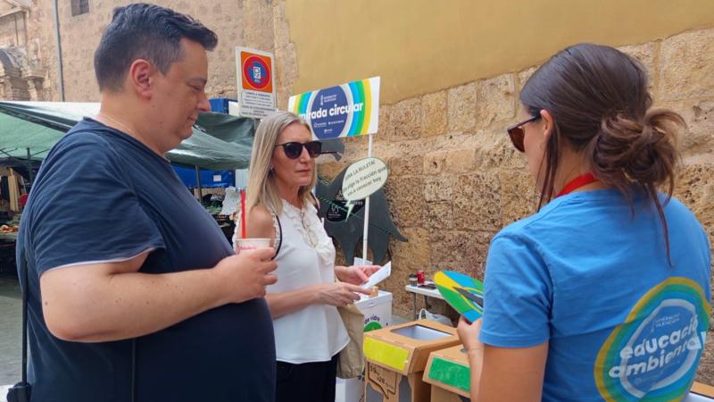 La educación ambiental vuelve al mercado de los jueves de Segorbe para acercar el reciclaje a los vecinos