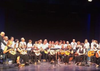 La Orquesta de Pulso y Púa Ciudad de Segorbe comparte escenario con la Rondalla y Coro de Artana en el Teatro Serrano
