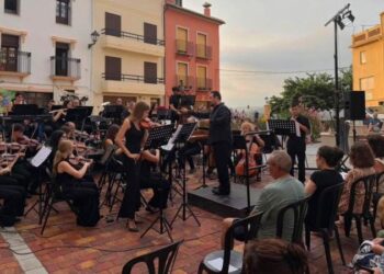 La Orquesta «José Perpiñán» llena de música la Plaza del Ángel en una nueva noche de fiestas