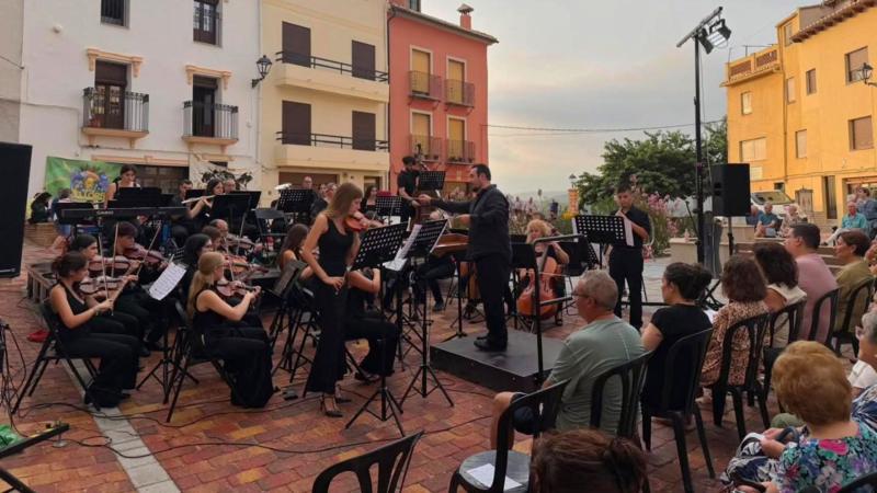 La Orquesta «José Perpiñán» llena de música la Plaza del Ángel en una nueva noche de fiestas