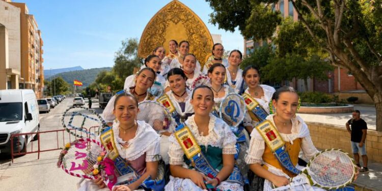 Segorbe llena de flores y confeti la calle Fray Luis Amigó durante la tradicional Batalla de Flores
