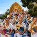Segorbe llena de flores y confeti la calle Fray Luis Amigó durante la tradicional Batalla de Flores