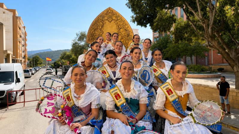 Segorbe llena de flores y confeti la calle Fray Luis Amigó durante la tradicional Batalla de Flores
