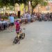 Las carreras de cintas con bicicletas reúnen a los más pequeños en la Glorieta de Segorbe