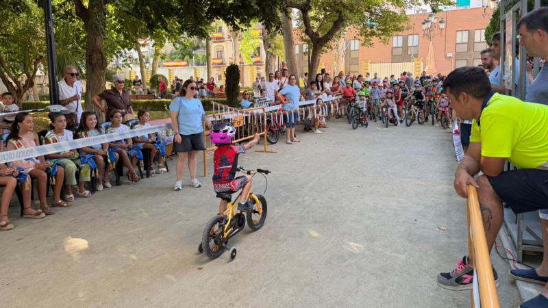Las carreras de cintas con bicicletas reúnen a los más pequeños en la Glorieta de Segorbe